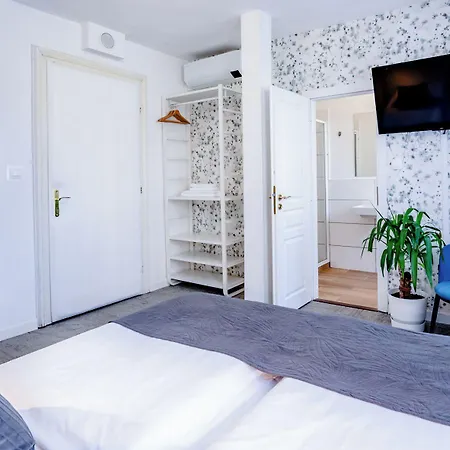 Отель Elisabeth Old Town 3*